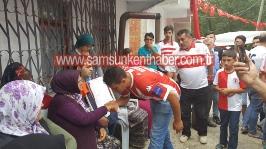 Samsunspor taraftarı şehit Eren Bülbül'ün annesi Ayşe Bülbül'ü ziyaret etti