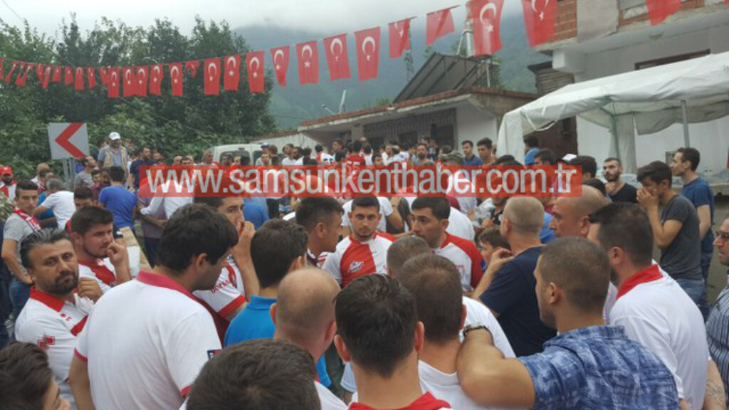 Samsunspor taraftarı şehit Eren Bülbül'ün annesi Ayşe Bülbül'ü ziyaret etti