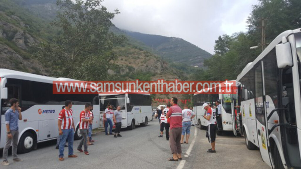 Samsunspor taraftarı şehit Eren Bülbül'ün annesi Ayşe Bülbül'ü ziyaret etti