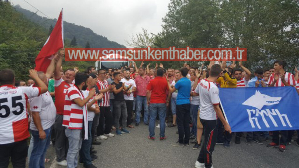 Samsunspor taraftarı şehit Eren Bülbül'ün annesi Ayşe Bülbül'ü ziyaret etti
