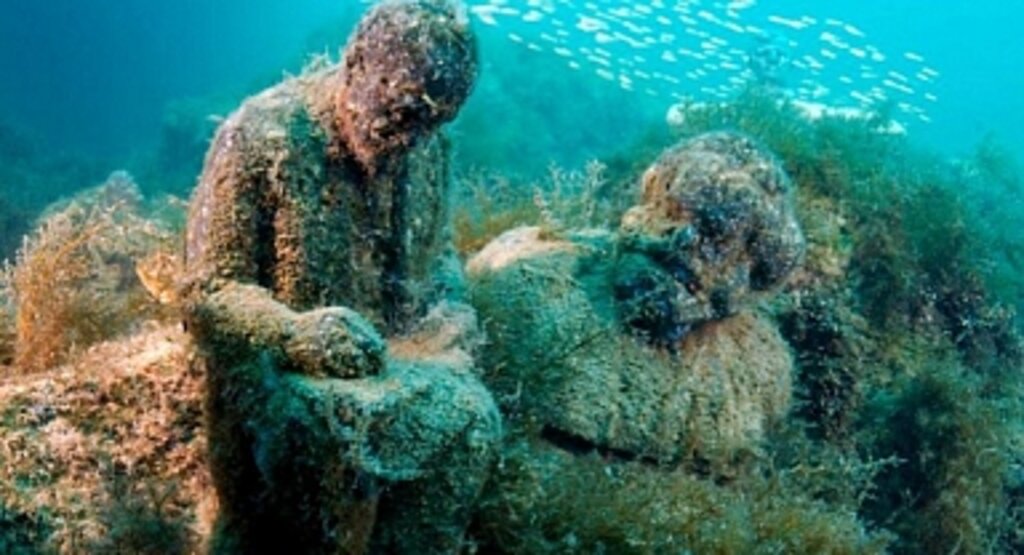 Deniz altında gizemli heykeller