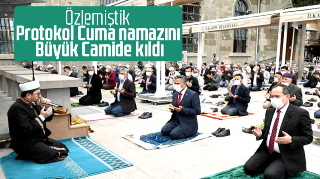 Samsun'da protokol üyeleri 74 gün sonra Cuma namazını Büyük Camide kıldı