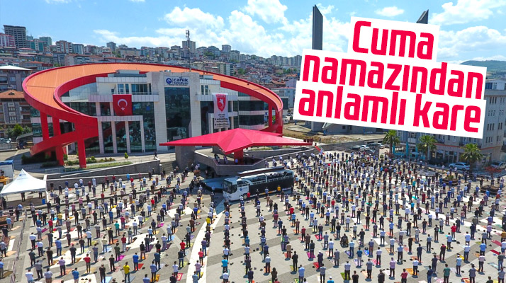 Samsun'da protokol üyeleri ve vatandaş Cuma namazını Canik Belediyesi önünde kıldı