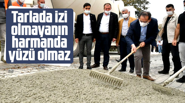 Mustafa Demir beton yol çalışmasına eline tırmık alıp çalışarak destek verdi