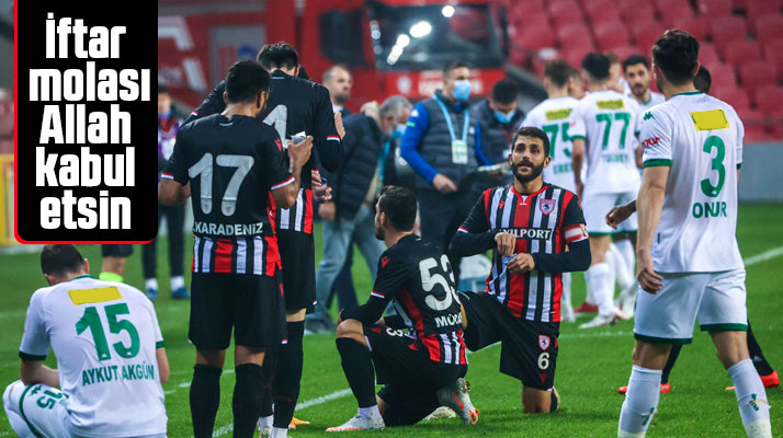 Yılport Samsunspor-Bursaspor karşılaşmasında futbolcular iftar molası verdi