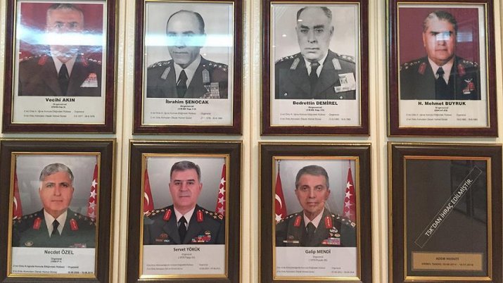 TSK ihraç edilen subayların fotoğraflarını tek tek kaldırıyor