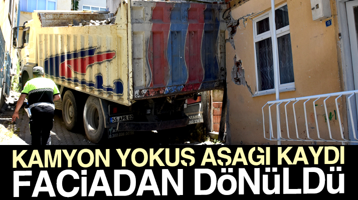 Samsun'un Canik ilçesinde yokuş aşağı kayan kamyon iki katlı eve çarparak durdu
