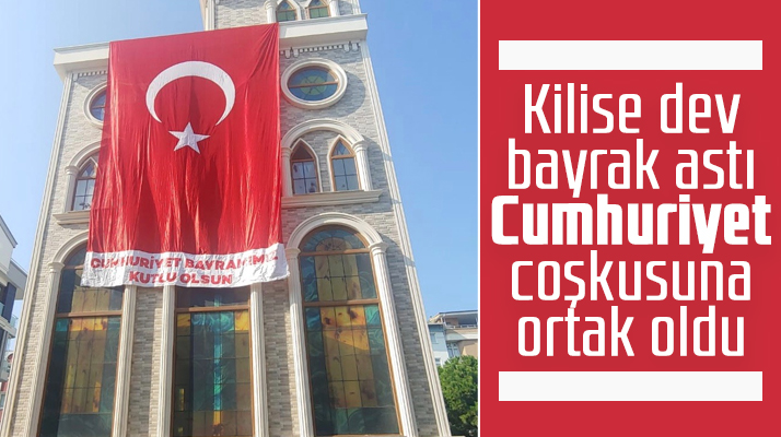 Samsun'da Protestan Kilisesi Cumhuriyet Bayramı için kiliseye Türk Bayrağı astı