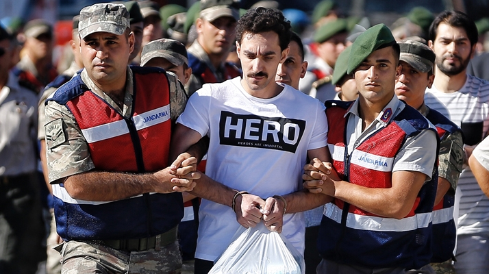 FETÖ'nün suikast timi üyesi Adliye'ye Hero-Kahraman tişörtü ile geldi