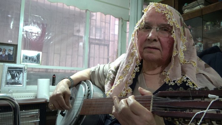 Samsun'da eve gelen bakım görevlilerine cümbüşlü teşekkür