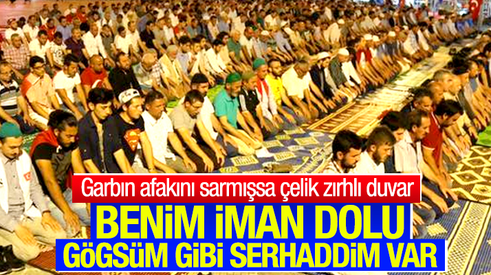 Samsun'da Demokrasi Nöbeti tutan vatandaşlar toplu halde sabah namazını kıldı