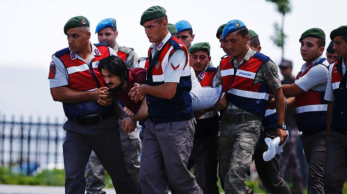 Jandarma FETÖ'cüyü yaka paça salona götürdü