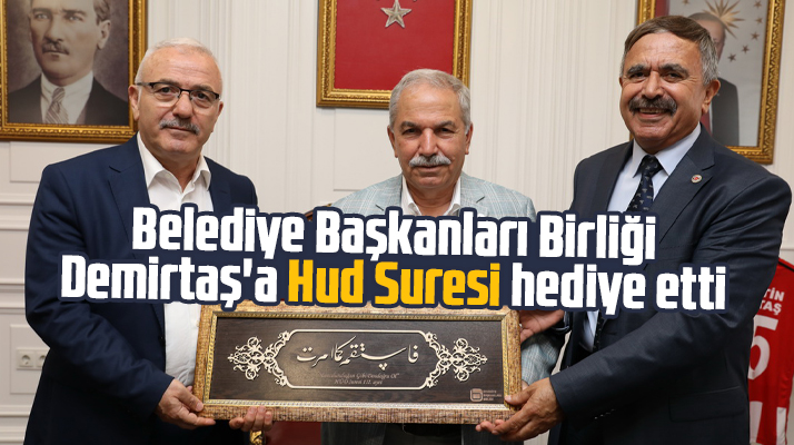 Süleyman Kaldırım Necattin Demirtaş'a Hud Suresi yazılı tabloyu hediye etti