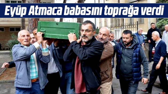 Samsun'un Bafra ilçesinde Eyüp Atmaca, vefat eden babasını toprağa verdi