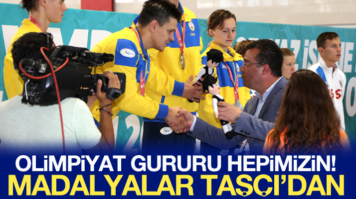 İshak Taşçı olimpiyat oyunlarında dereceye giren yüzücülere madalyalarını taktı