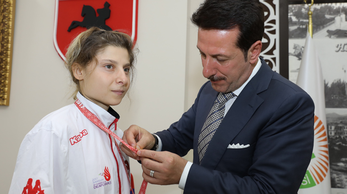 Erdoğan Tok olimpiyat şampiyonu Merve Yazıcı'ya altın taktı