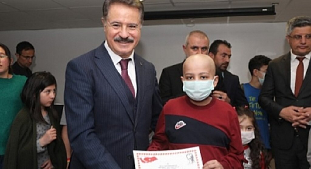 Samsun Atakum Belediye Başkanı Deveci OMÜ'de tedavi gören çocuklara karnelerini verdi