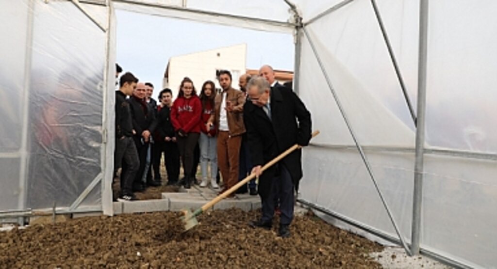 Samsun'da Büyükşehir Belediye Başkanı Mustafa Demir okul bahçesine sera kurdu