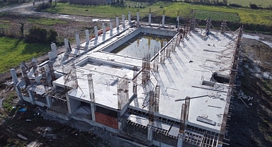 Samsun'da Tekkeköy Belediyesi kapalı yüzme havuzu çalışmaları hızla devam ediyor