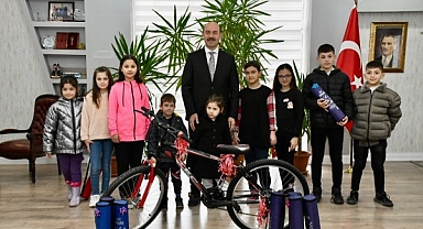 Samsun'un Terme İlçe Belediye Başkanı Kılıç'tan öğrencilere karne hediyesi