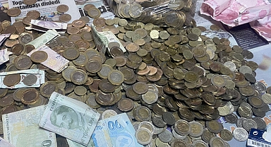 Samsun'da çocuklar depremzedeler için kumbaralarındaki paraları getirdi