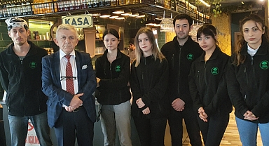 Samsun'da garsonlar bahşişlerini depremzedelere bağışlıyor