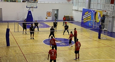 Samsun İlkadım Belediyesi birimler arası voleybol müsabakaları devam ediyor