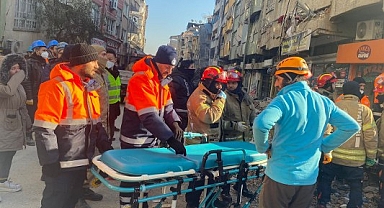 Samsun Tekkeköy Belediyesi ekipleri deprem bölgesinde 2 can daha kurtardı