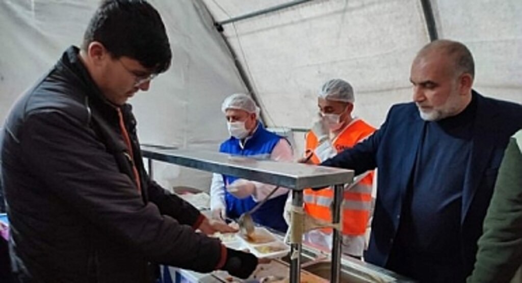 Canik Belediye Başkanı Sandıkçı depremzedelerle iftarda bir araya geldi