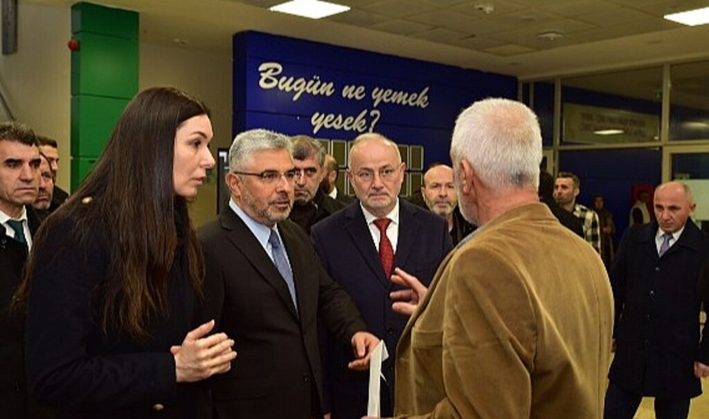 Çiğdem Karaaslan'dan depremzedelere moral ziyareti