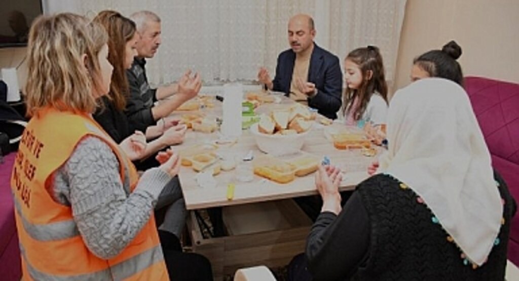 Samsun Terme Belediye Başkanı Kılıç ilk iftarını depremzede aile ile birlikte açtı