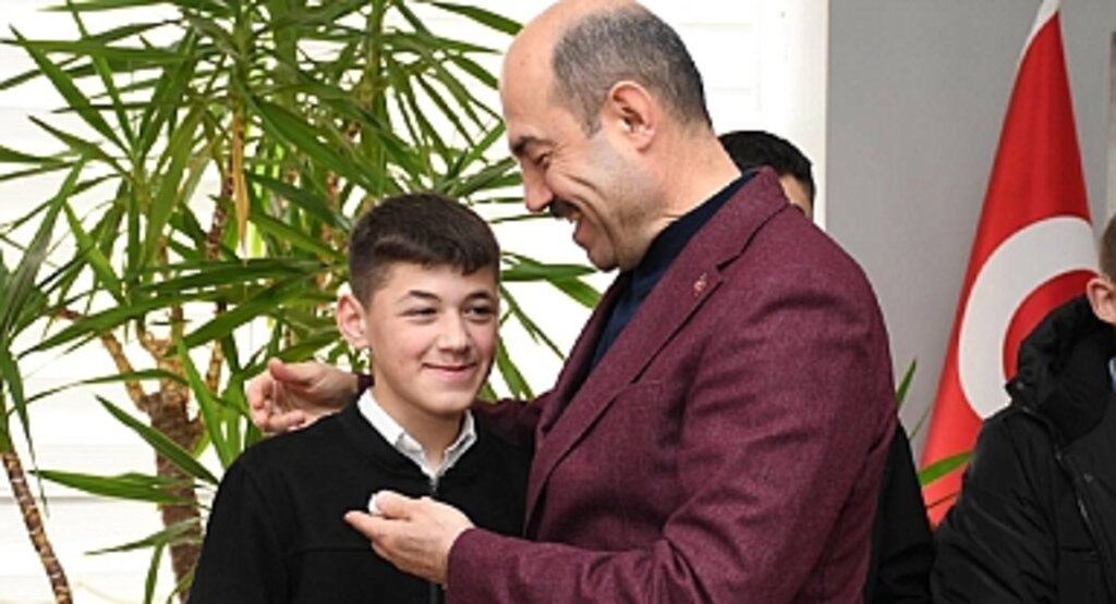 Terme Belediye Başkanı Kılıç, güreşçileri altın ile ödüllendirdi
