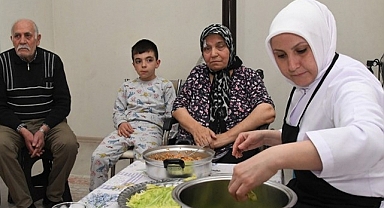 Samsun Büyükşehir Evde Bakım Hizmeti verdiği evlerin yemeklerini de yapıyor