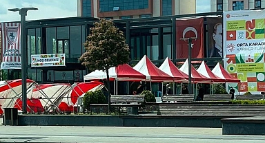Samsun'da kriz yaratan bordo mavi çadırların yerine kırmızı beyazlı çadırlar geldi