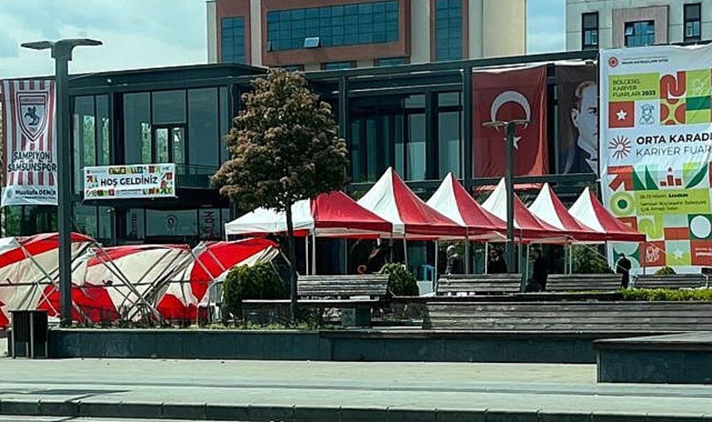 Samsun'da kriz yaratan bordo mavi çadırların yerine kırmızı beyazlı çadırlar geldi