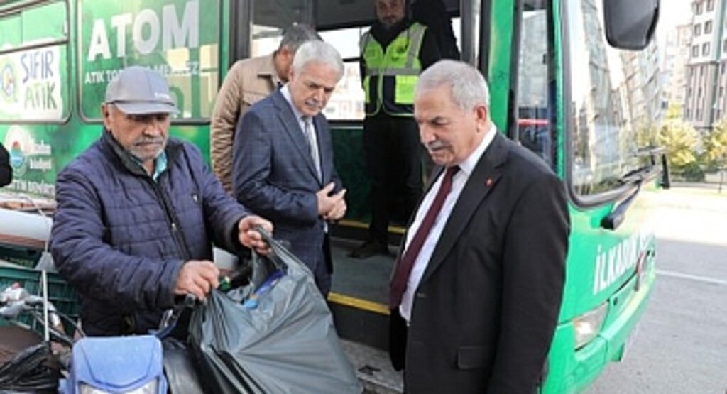 Samsun İlkadım Belediyesi atom otobüsüyle ilçe halkına destek sağlıyor