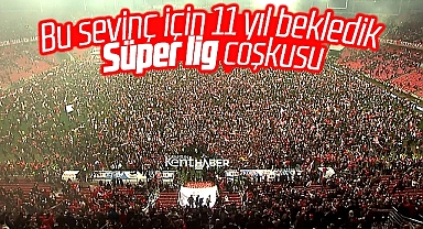 Samsunspor Süper Lige çıktı! Taraftar statda sahaya inerek şampiyonluğu kutladı