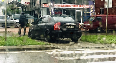 Samsun'da araç sürücüsü kaldırıma çıkarak yaya geçidinden geçti