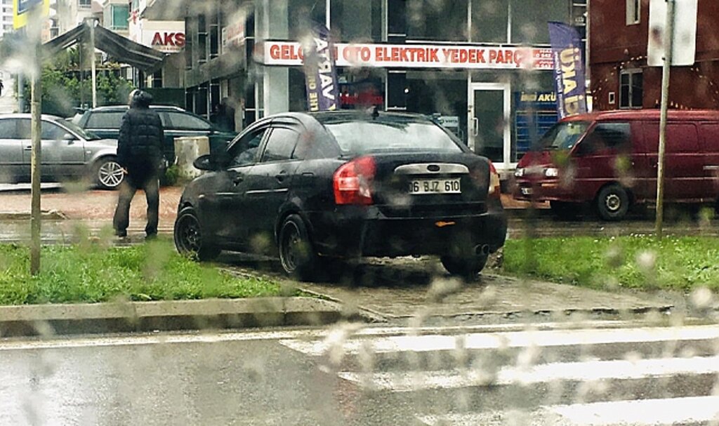 Samsun'da araç sürücüsü kaldırıma çıkarak yaya geçidinden geçti