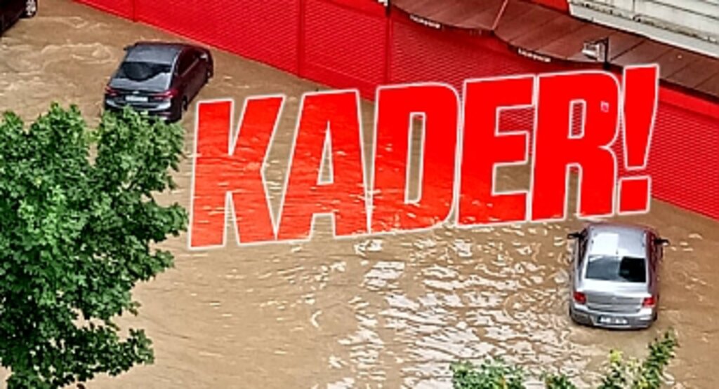 Samsun'da yine yağmur yine aynı manzara! Yol ve caddelerde taşkın oldu