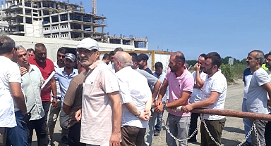 Samsun'da Tekkeköy Devlet Hastanesi inşaatında çalışan işçiler tamamen iş bıraktı
