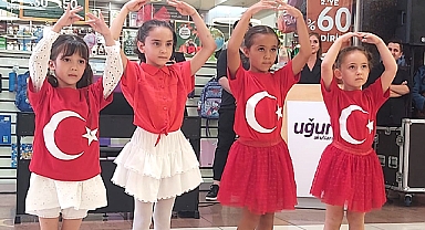 Samsun'da Uğur Okulları İlkadım Kampüsü öğrencilerinden 30 Ağustos kutlaması