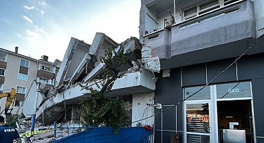 Samsun'da yıkımı yapılan bina, apartmanın üzerine çöktü! Aileler ölümden döndü!