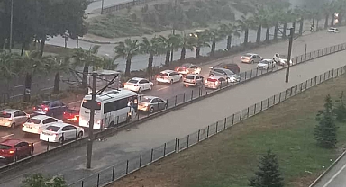 Samsun'da sağanak yağmur sel ve taşkınlara neden oldu! Tramvay seferleri durdu