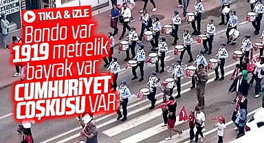 Samsun'da 1919 metrelik bayrak ve bando eşliğinde Cumhuriyet yürüyüşü