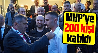 Samsun'da MHP'ye katılan 200 kişiye rozet takıldı