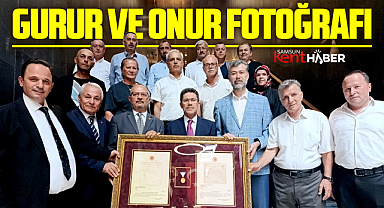 Samsun Büyükşehir meclis üyeleri İstiklal Madalyası ile gurur fotoğrafı çekindi
