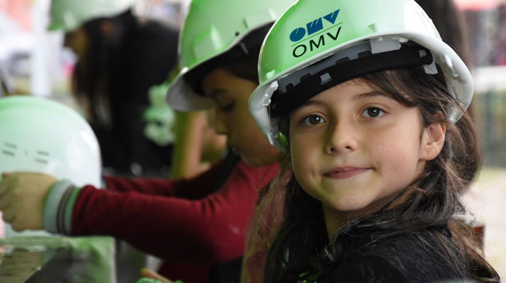 Samsun Terme'de OMV çalışanları çocuklarla birlikte KOGEB'in binasını boyadı
