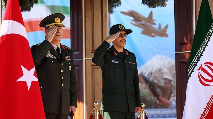 Orgeneral Hulusi Akar İranlı mevkidaşı Muhammed Bakıri ile bir araya geldi
