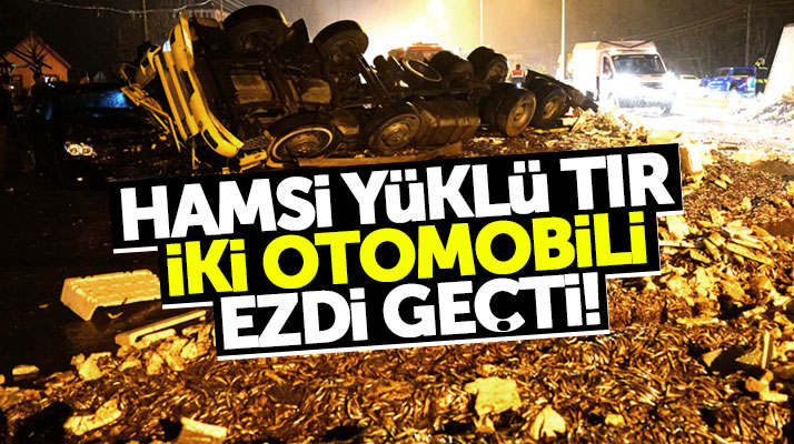 Samsun Terme'de hamsi yüklü TIR iki otomobile çarparak yola devrildi: 4 yaralı